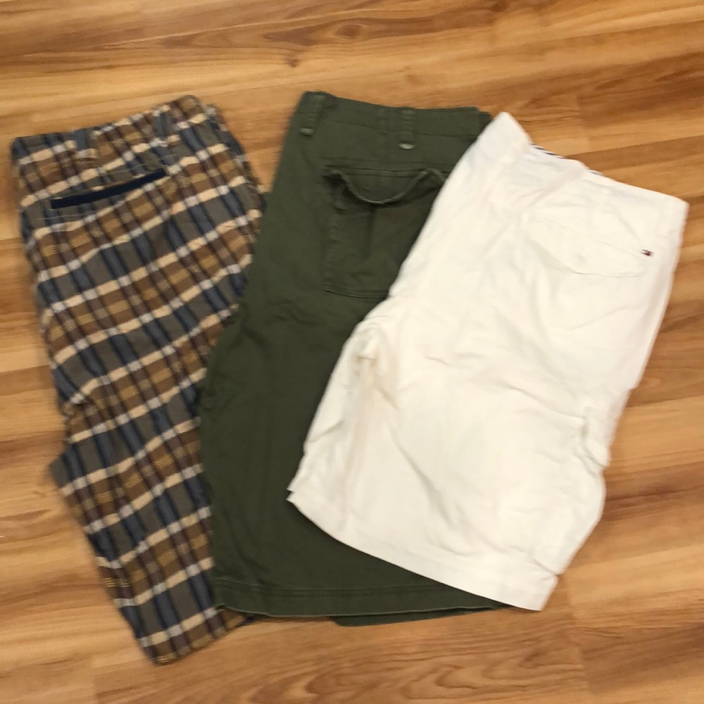 Mixed lot of size 46 cargo shorts.
